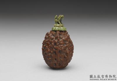 图片[2]-Carved walnut snuff bottle with the 18 lohans, 18th century, Qing dynasty-China Archive